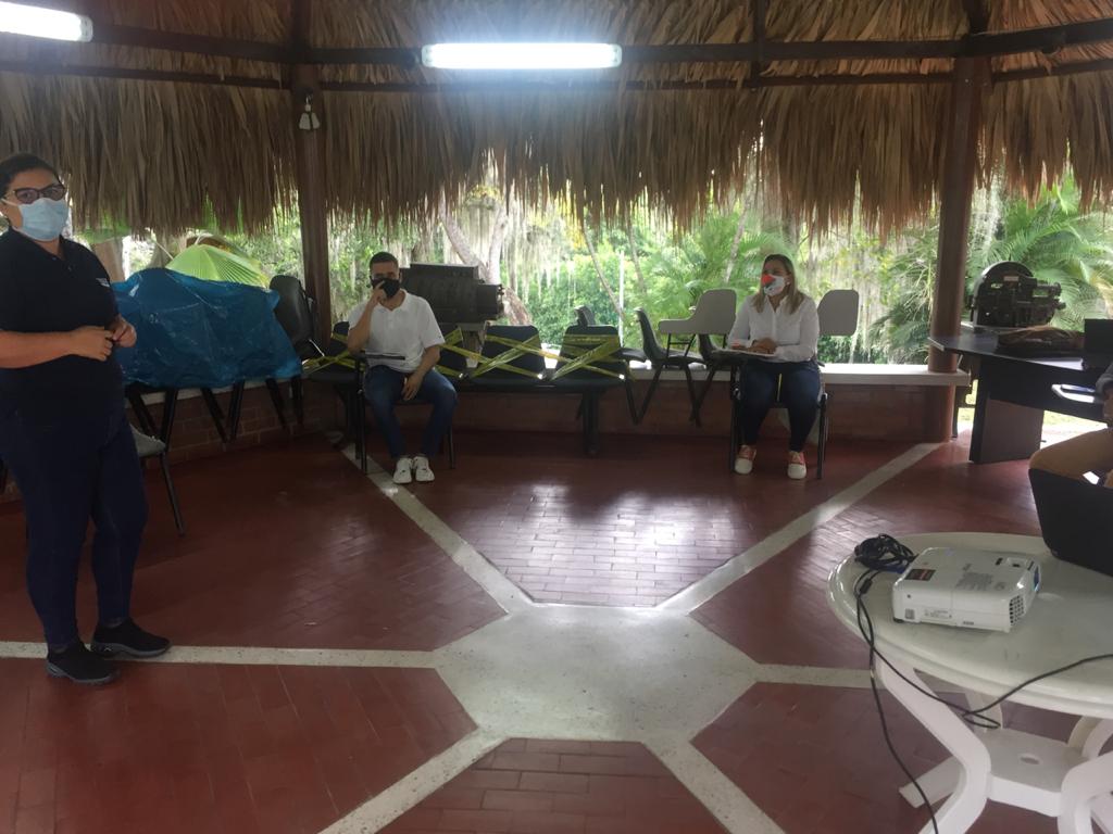 Imagen representativa de la gerente de centroaguas con persona de la Comisión Accidental de los Servicios Públicos